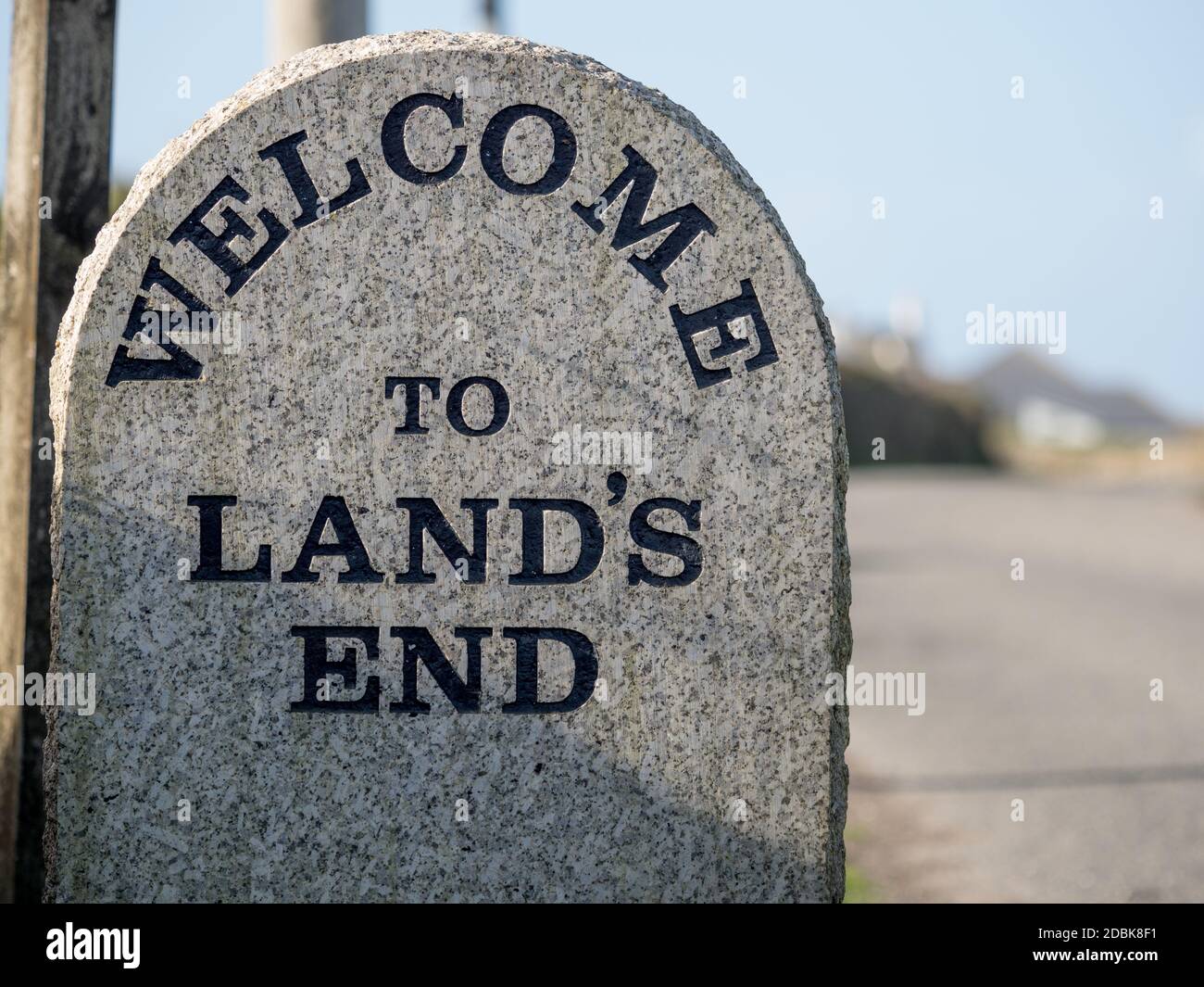 Un segno di pietra dice 'Welcome to Land's End' in Cornovaglia, UK.iconic attrazione turistica Foto Stock