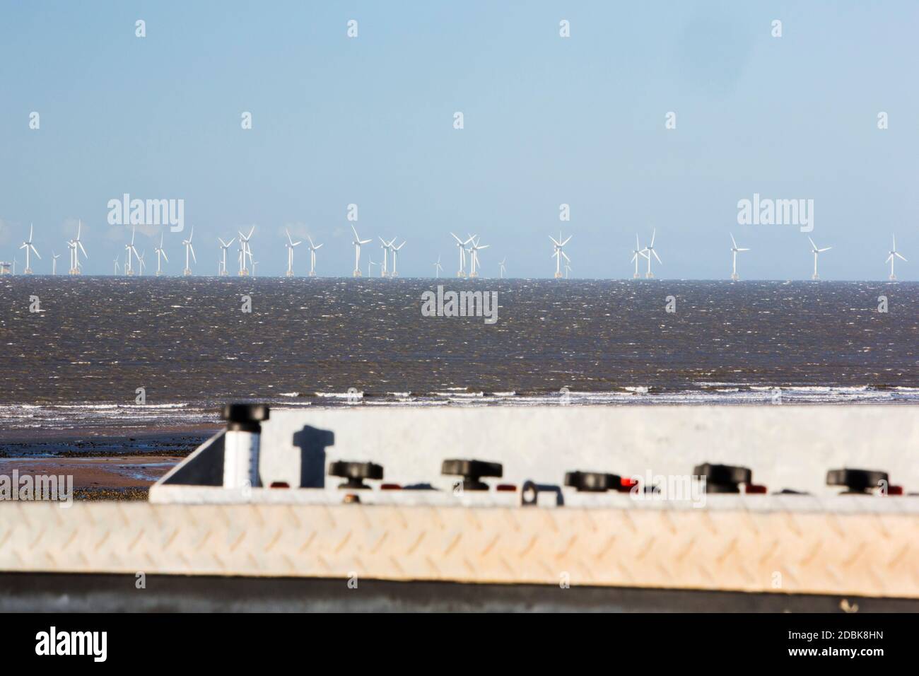 Metano, estratto da un vecchio sito di discarica sull'isola di Walney, per alimentare un generatore di biogas che produce elettricità verde, Cumbria, Regno Unito Foto Stock