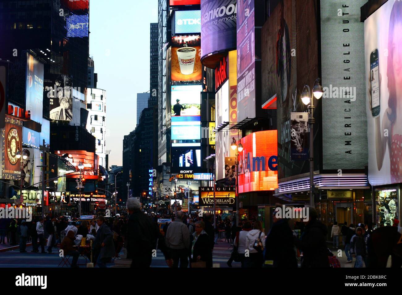 settembre 11 2011 New York Stati Uniti - New York Lit Time Square in serata piena di luminoso schermo commerciale Foto Stock