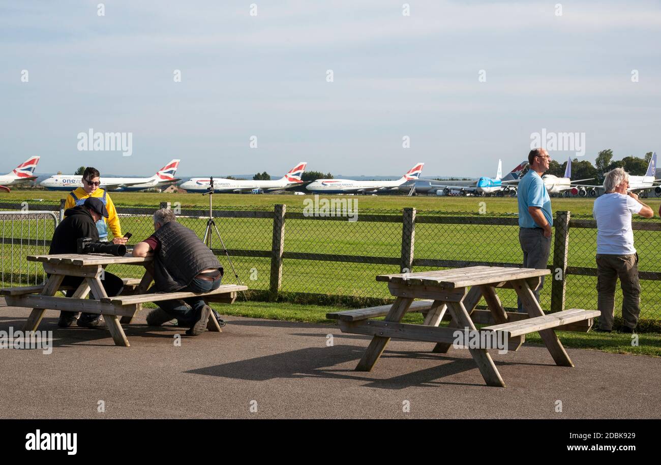 Kemble, Gloucestershire, Inghilterra, Regno Unito. 2020. Aeroporto di Cotswold ex RAF Kemble. Avvistatori aerei sul grembiule e 747 getti in linea per la demolizione du Foto Stock