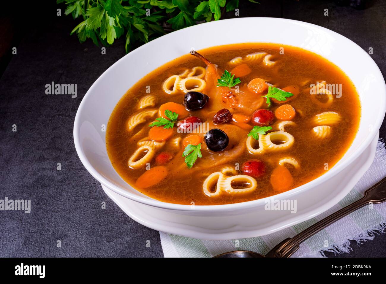 La zerninaa con gli spaghetti è una zuppa tradizionale polacca Foto Stock