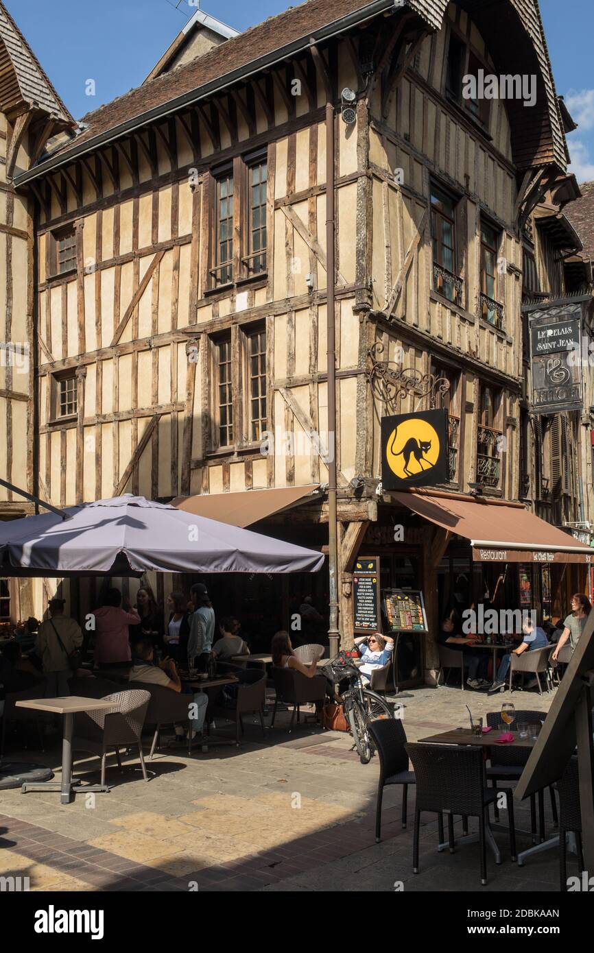 Troyes, Francia - 31 agosto 2018: antiche in legno e muratura edifici di  Troyes. Aube, Champagne-Ardenne, Francia Foto stock - Alamy