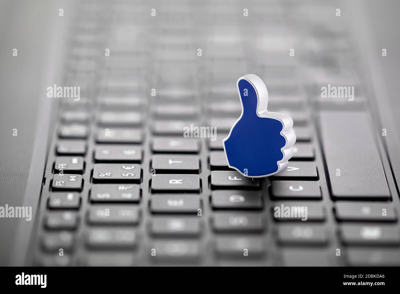 Illustrazione grafica Thumb Up sulla tastiera del computer portatile Foto Stock