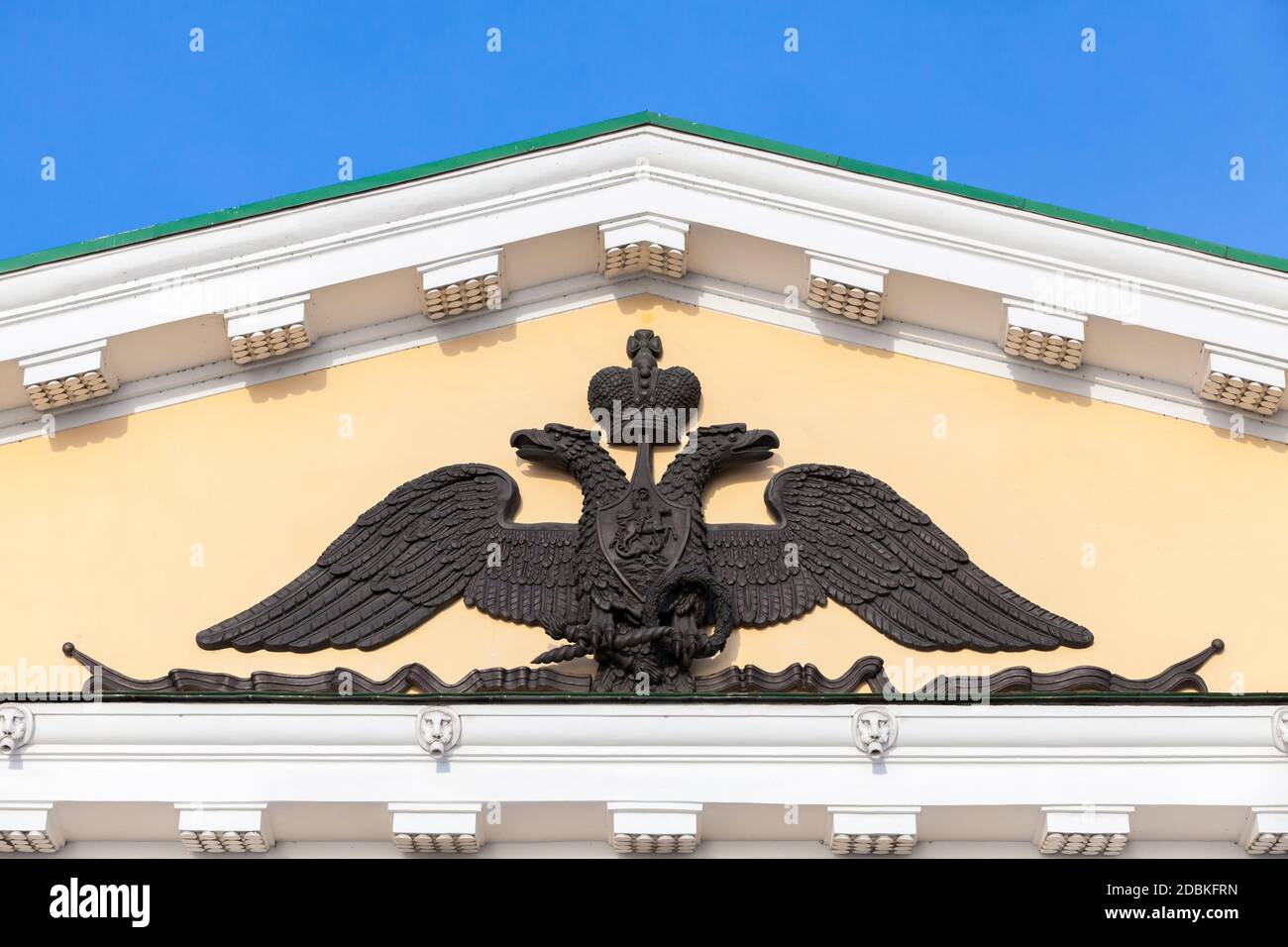 Aquila nera a due teste barelief, stemma russo con un pilota a bordo. Simbolo della Russia imperiale. Decorazione di San Pietroburgo Mining Universi Foto Stock