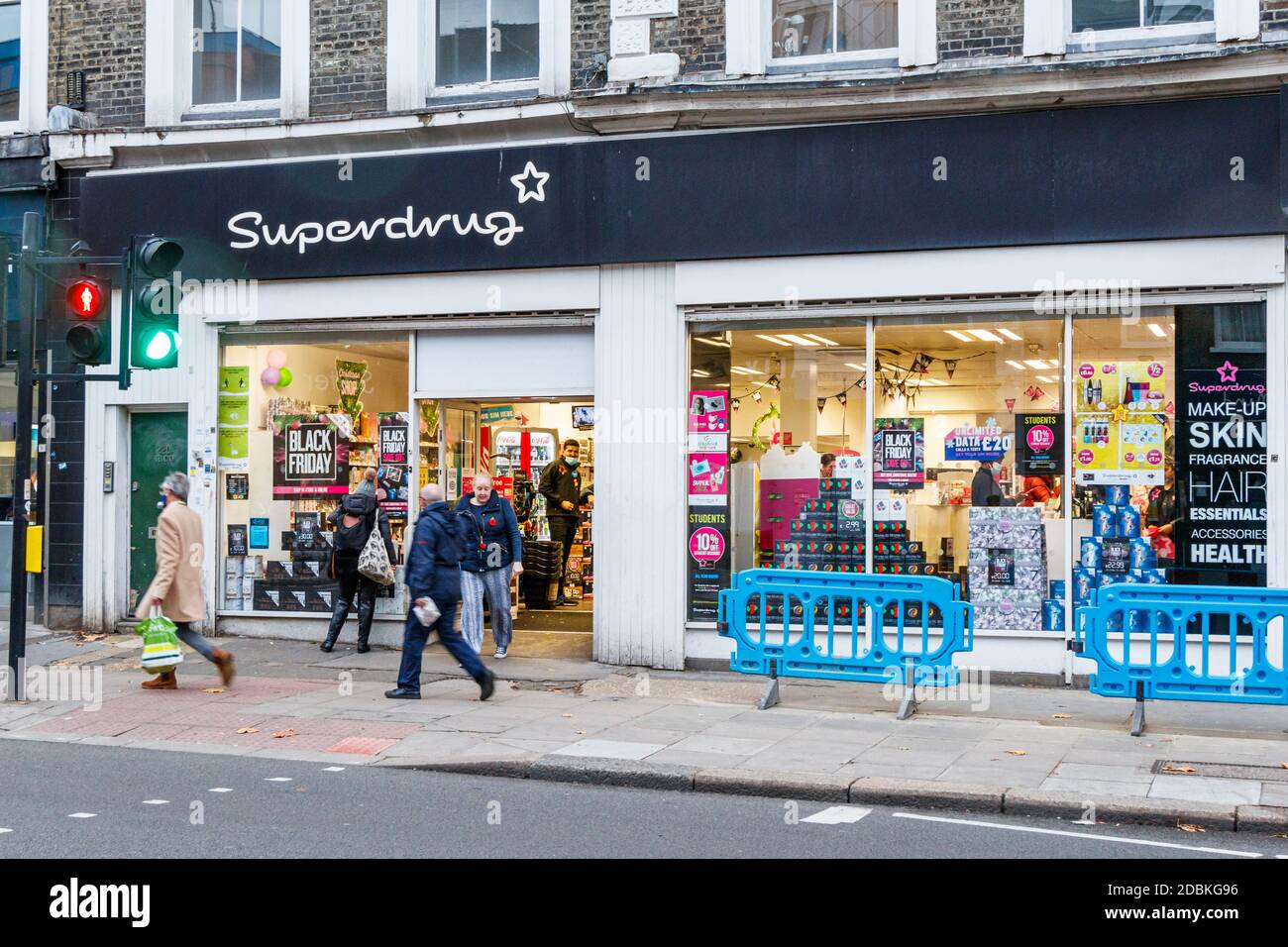 Superfarmaco, aperto per oggetti essenziali durante il secondo blocco pandemico coronavirus, Kentish Town, Londra, Regno Unito Foto Stock