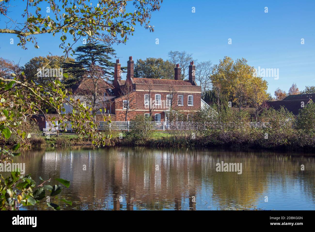 Lago e la casa Limes Matching Green Essex Inghilterra Foto Stock