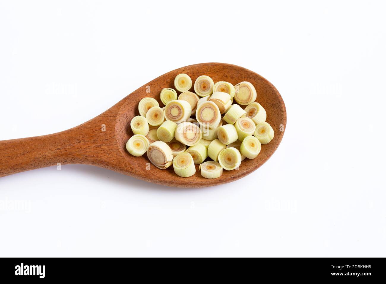 Fette di citronella fresche su cucchiaio di legno su fondo bianco. Foto Stock Fette di citronella fresche su cucchiaio di legno su fondo bianco. Foto Stock