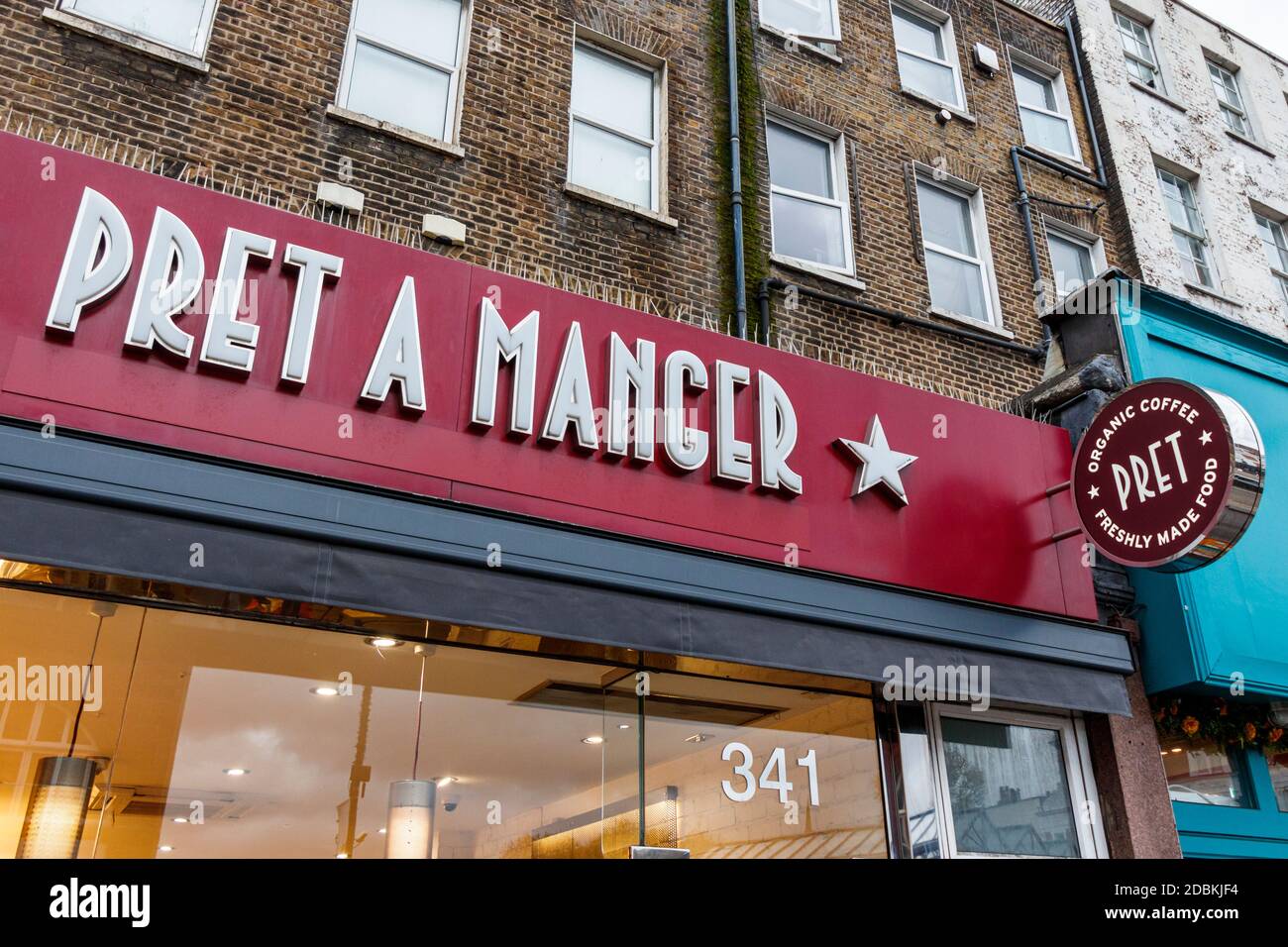 Segno sopra Pret A Manger, aperto per il take away durante il secondo blocco pandemico coronavirus, Kentish Town, Londra, Regno Unito Foto Stock