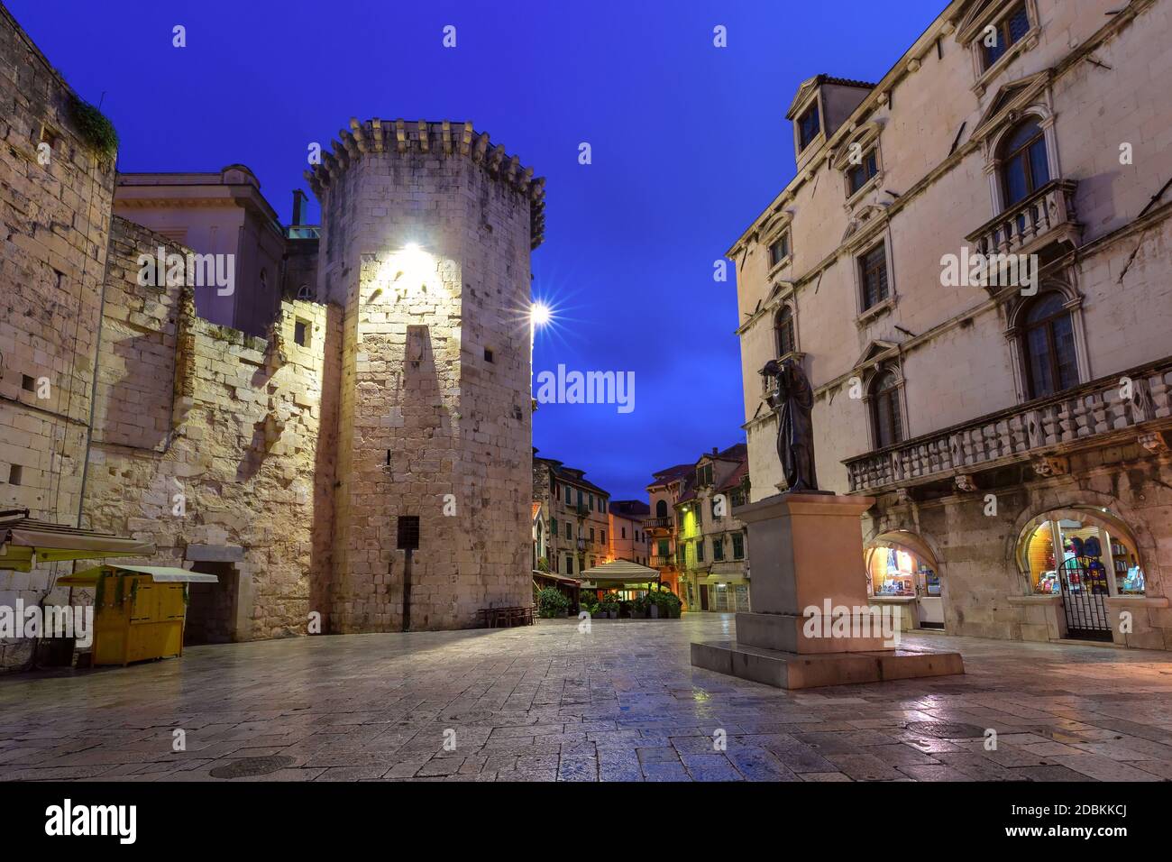 Piazza vuota della frutta notturna e Torre Veneziana nella sezione del Palazzo di Diocleziano della città vecchia medievale di Spalato, Croazia Foto Stock