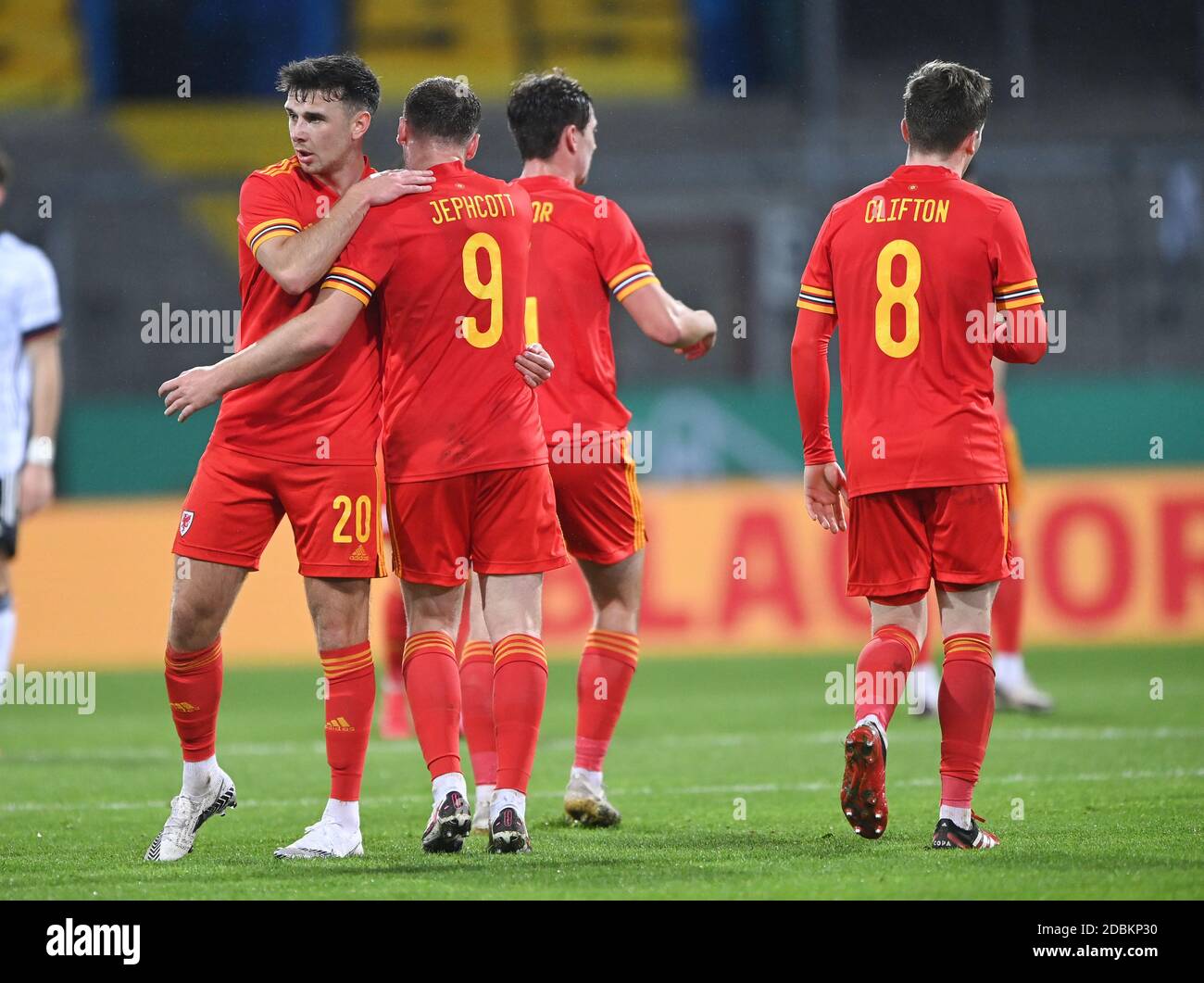 Braunschweig, Germania. 17 novembre 2020. Giubilazione 2: 1 obiettivo seguente: Da sinistra a destra Mark Thomas Harris (Galles), Luke Jephcott (Galles), Terrence Terry Taylor (Galles), Harry Clifton (Galles). GES/Football/Campionato europeo qualificazione: Germania U21 - Galles U21, 11/17/2020 Calcio: Euro Qualifier Under 21: Germania vs Galles, Braunschweig, 17 novembre 2020 | Usage worldwide Credit: dpa/Alamy Live News Foto Stock