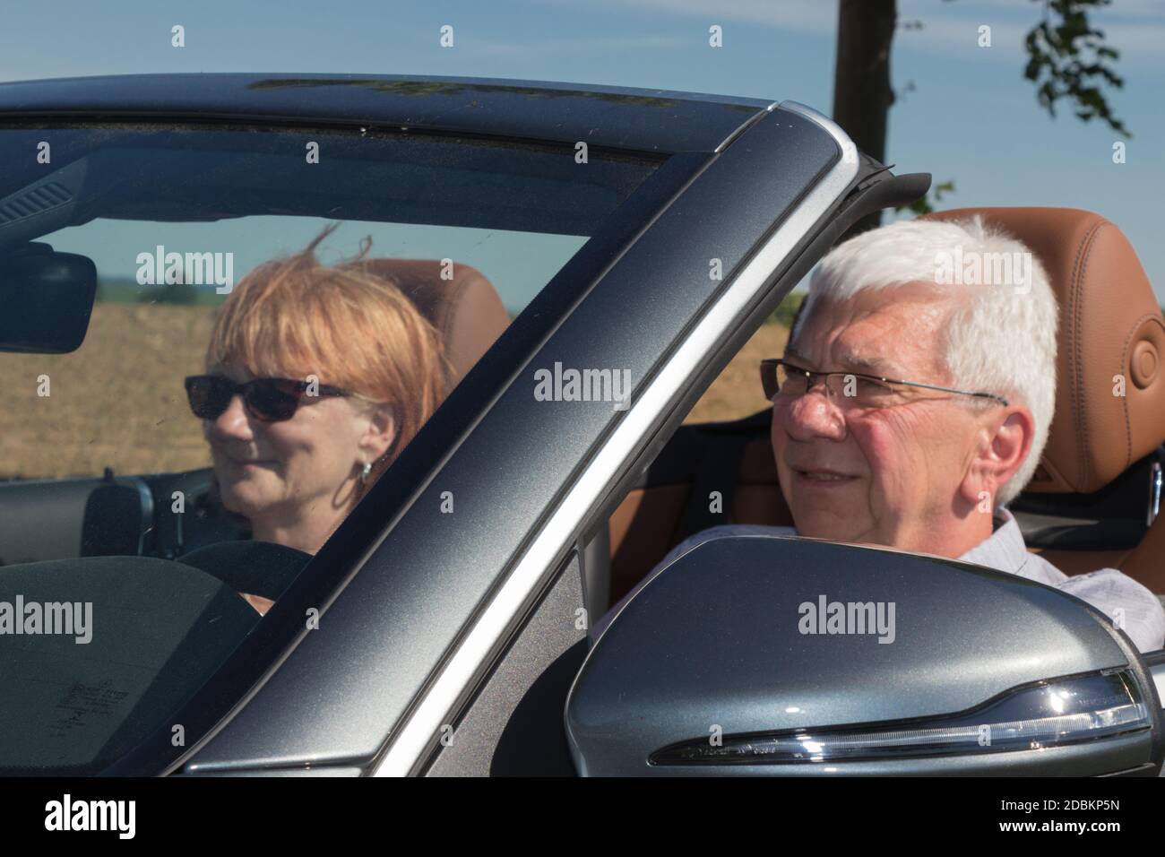 Due anziani in una vettura sportiva Foto Stock