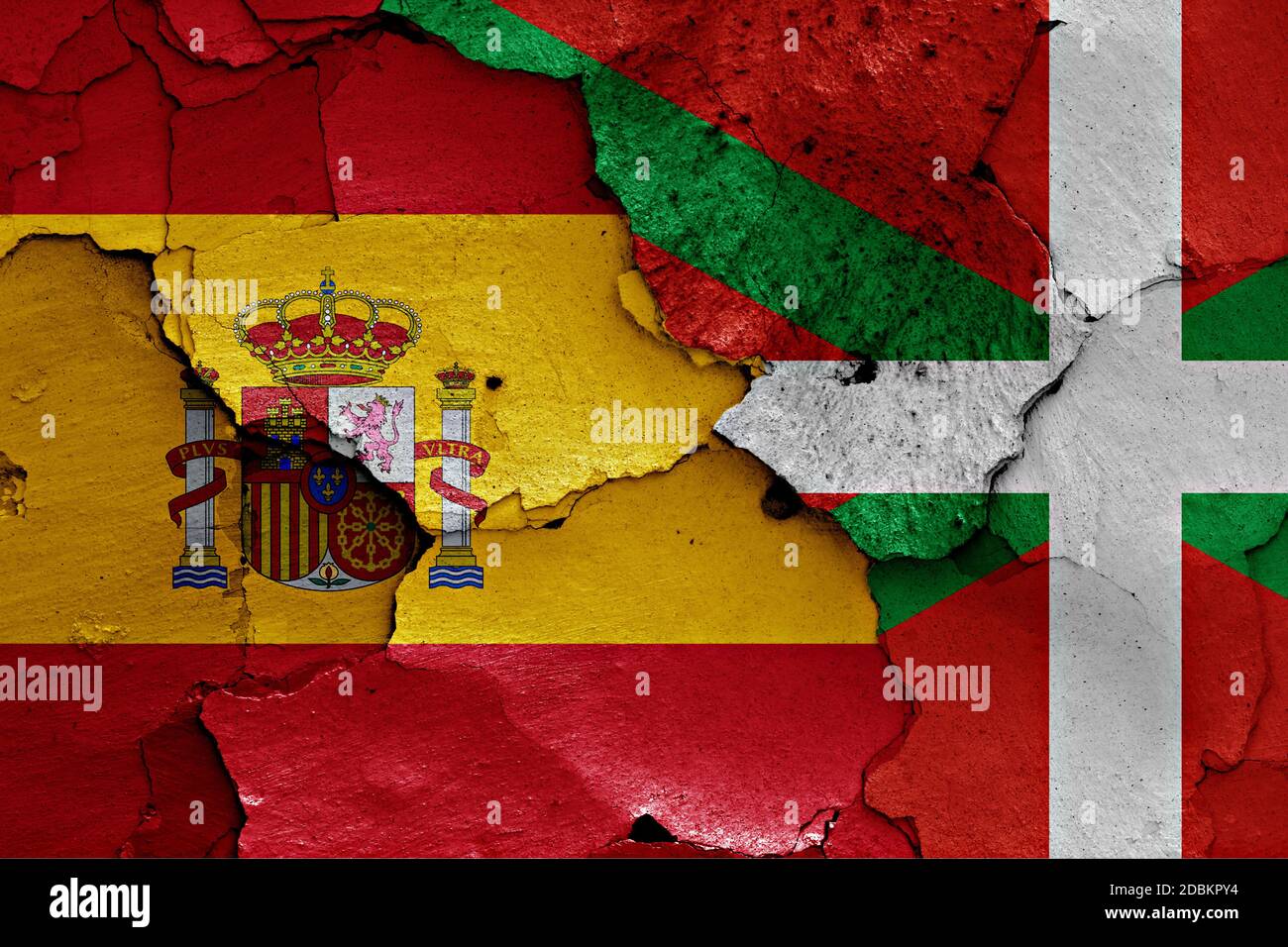 Bandiera della Spagna e del Paese Basco dipinta sulla parete incrinato Foto Stock
