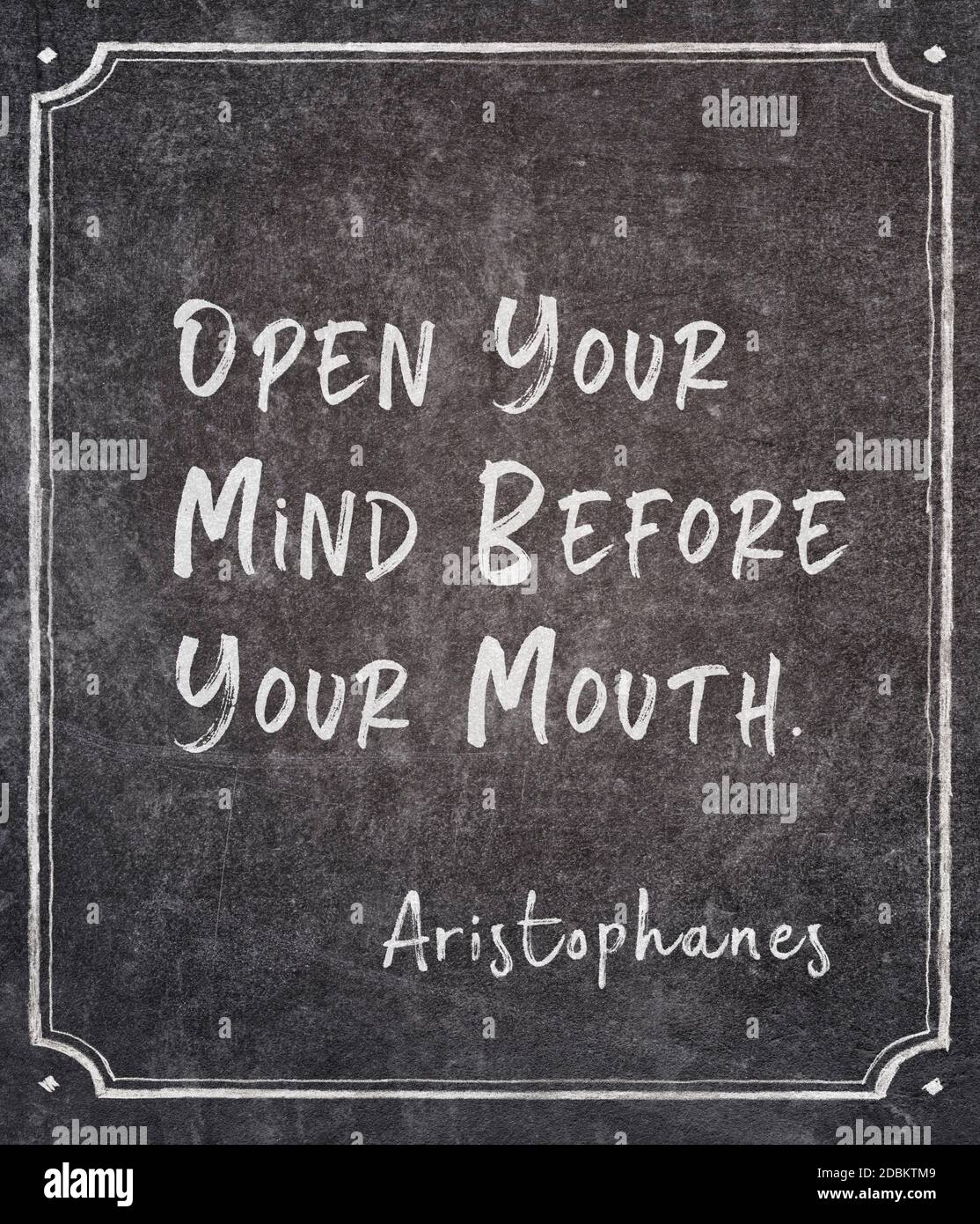 Apri la mente davanti alla bocca - antico fumetto greco Citazione del drammaturgo Aristofanes scritta sulla lavagna incorniciata Foto Stock