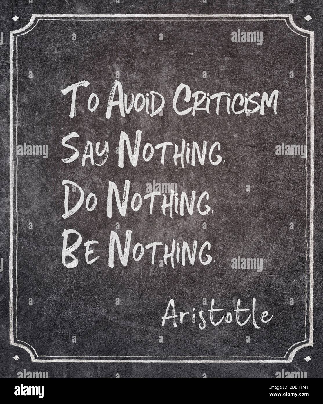 Per evitare le critiche non dire nulla, non fare nulla, essere nulla - antico filosofo greco Aristotele citazione scritta sulla lavagna incorniciata Foto Stock