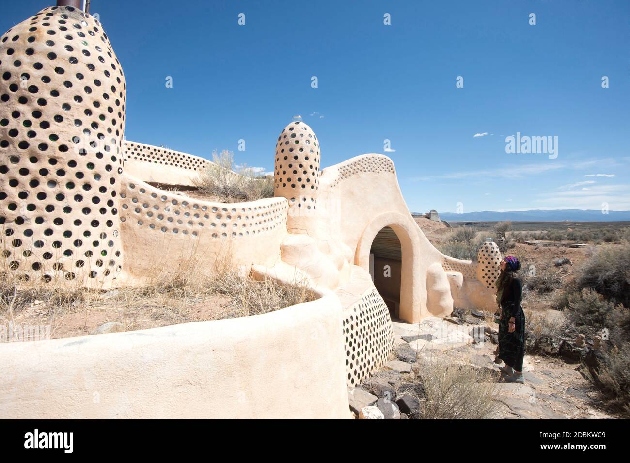 Giovane donna che guarda l'architettura, Taos, New Mexico, USA Foto Stock