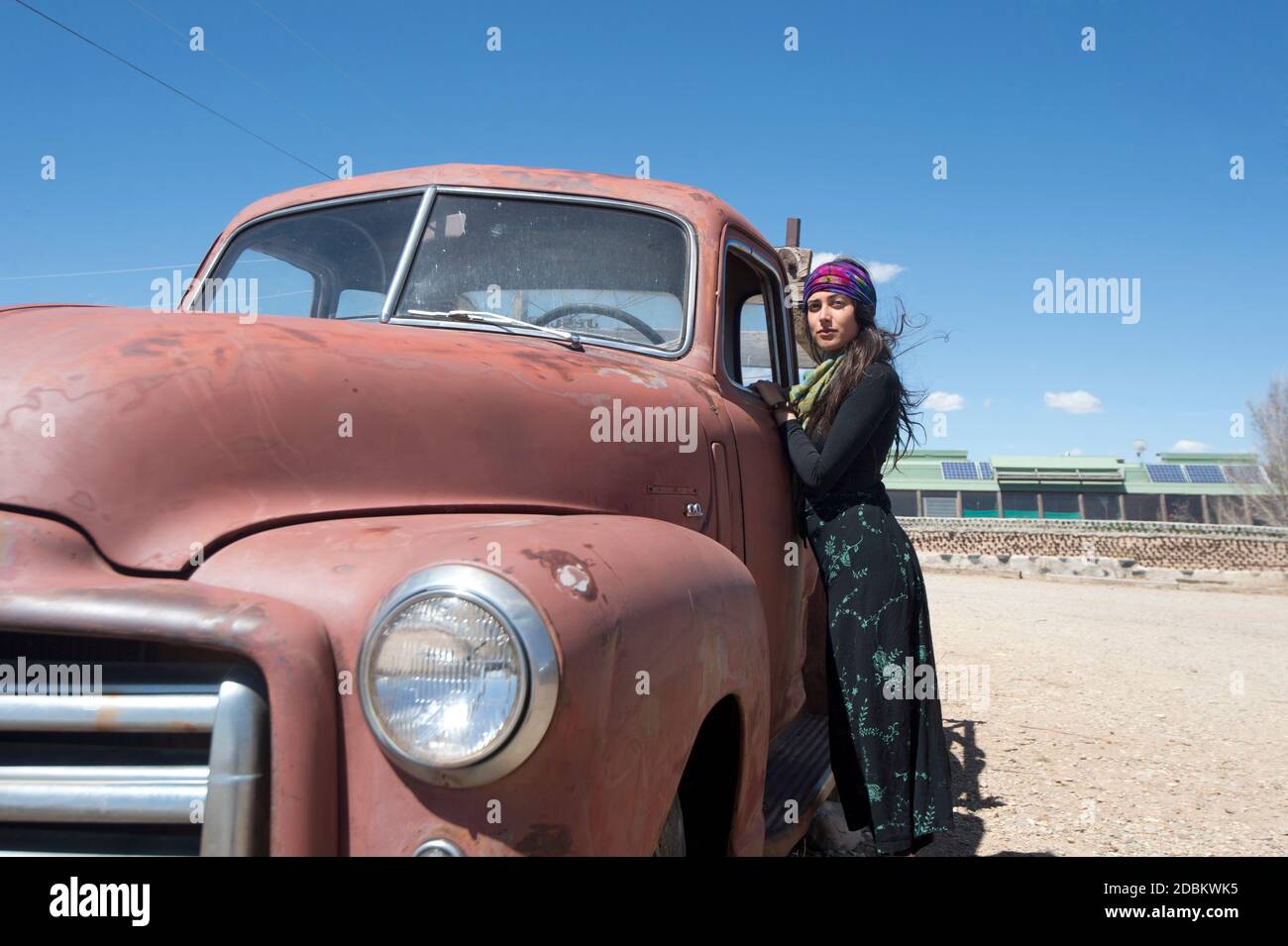 Giovane donna in piedi in macchina, Taos, New Mexico, USA Foto Stock