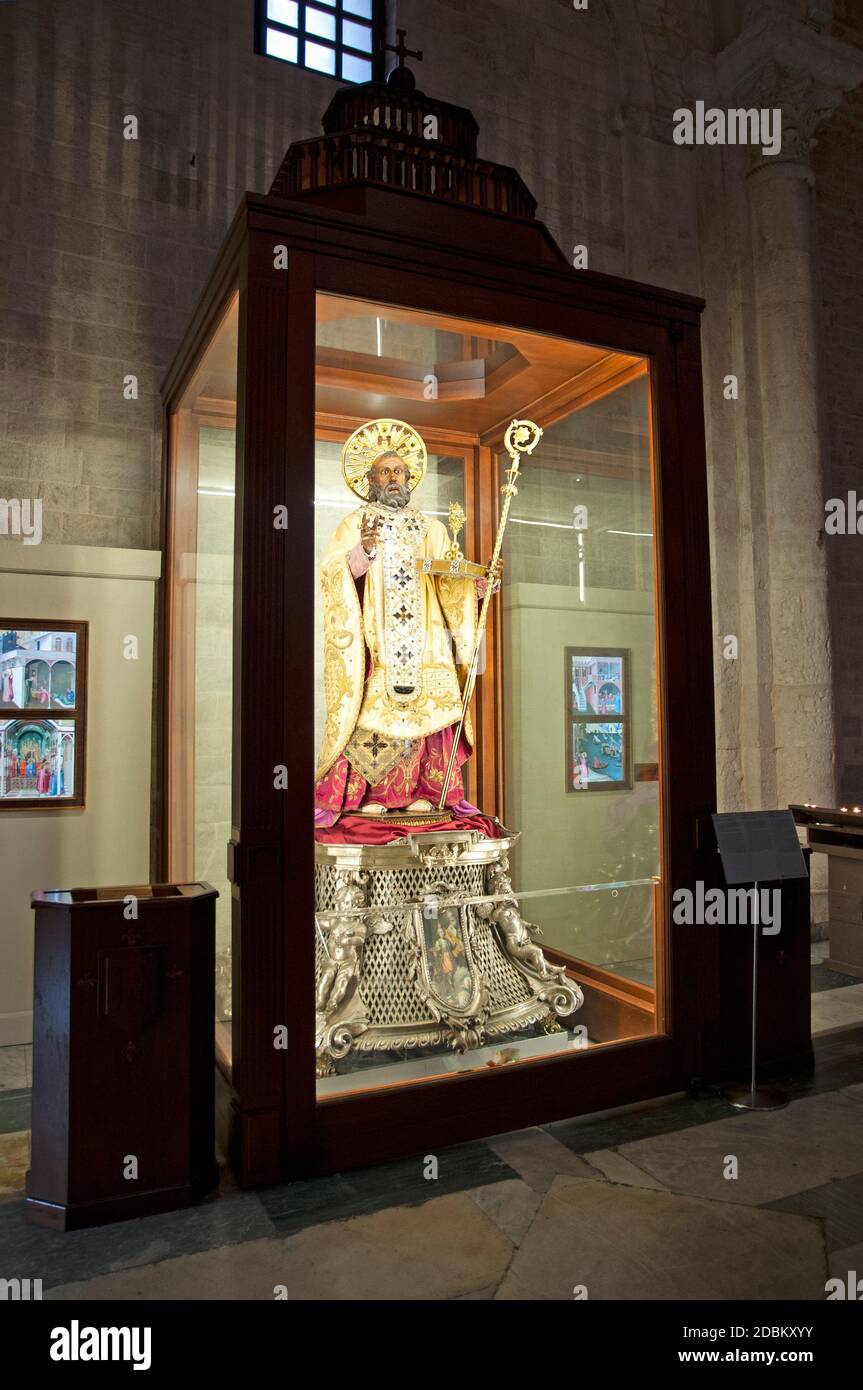 Bari - chiesa di S.Nicola - statua del santo Foto Stock