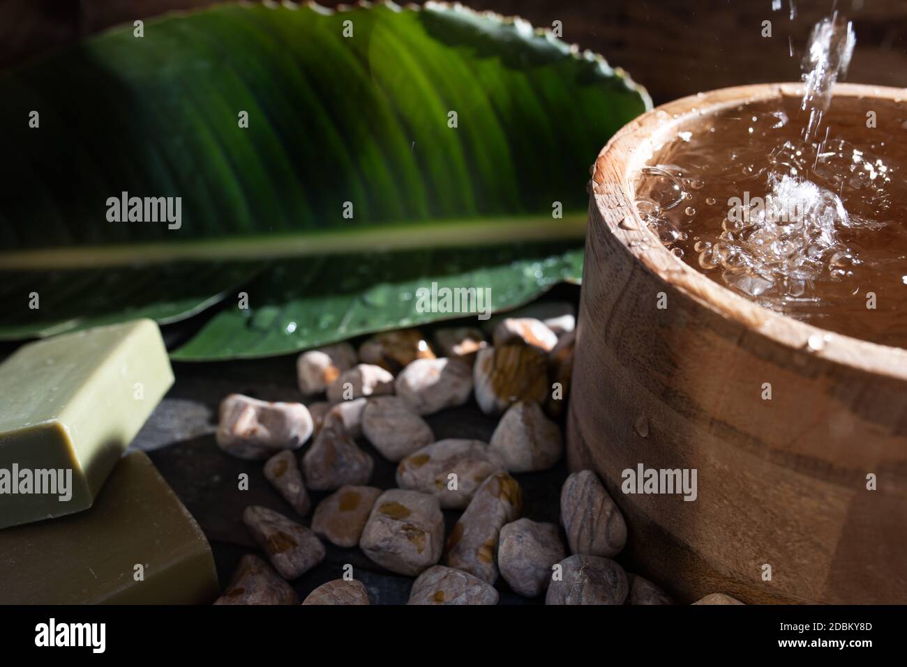 Bella decorazione benessere con una vivace acqua caratteristica e sapone fragrante per rilassarsi e sentirsi bene. Primo piano atmosferico con breve profondità di campo per Foto Stock