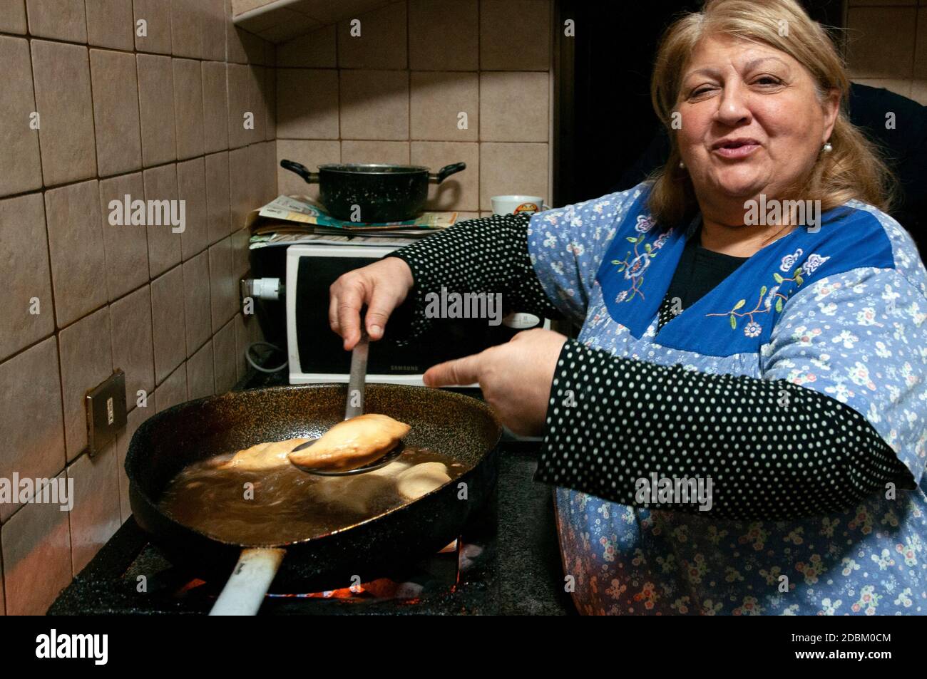 Bari vecchia - la signora Nunzia prepara i panzerotti - panzerotti italiani - cibo Foto Stock
