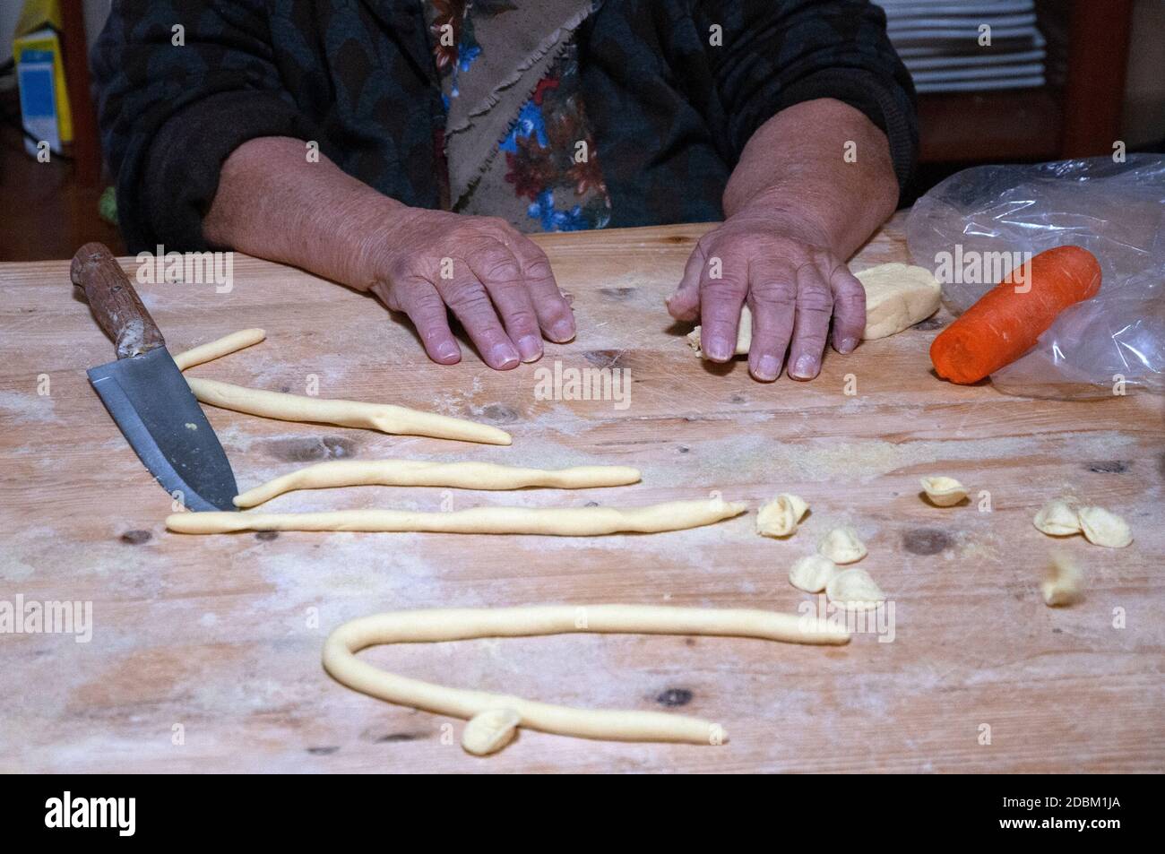 Bari vecchia - un momento della lavorazione delle orecchiette - Pasta italiana fatta a mano Foto Stock