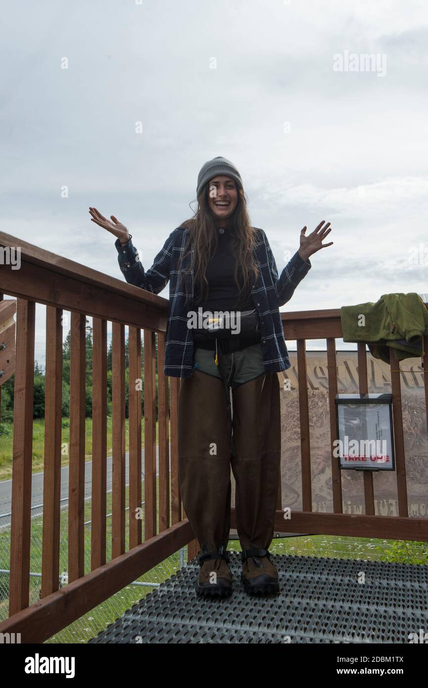 Donna in piedi accanto alla ringhiera all'aperto, Omero, Alaska, Stati Uniti Foto Stock
