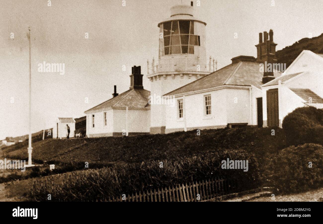 Una foto stampata del 1905 circa di 'Whitby High Lights' (Hawsker Lighthouse), Yorkshire, Regno Unito. Era dotato di corno antinebbia ad alta voce, conosciuto localmente come Hawser Bull . il Mad Bull o il Bull bawling Mette in guardia le navi non solo delle scogliere e della costa, ma anche di Whitby Rock, un naufragio di navi nel corso degli anni.e ora è stato convertito in case vacanze. Il faro progettato da James Walker è stato aperto nel 1858 , originariamente su Ling Hill . e progettato da James Walker Foto Stock