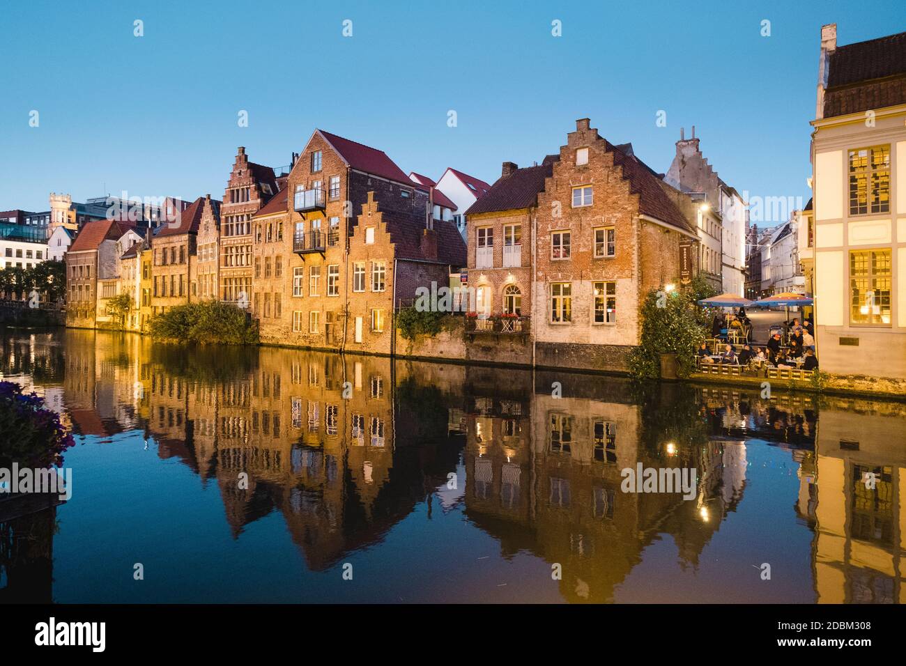 Case cittadine lungo il fiume, Gand, Regione Fiamminga, Belgio Foto Stock