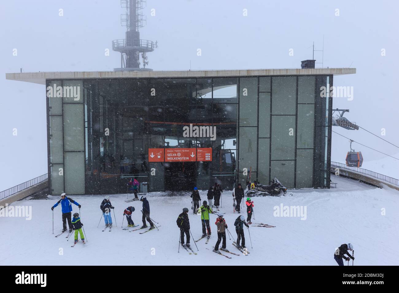 Un gruppo di sciatori fuori dagli impianti di risalita Danterpieces in una giornata di nebbia e di cielo, Dolomiti, Italia Foto Stock