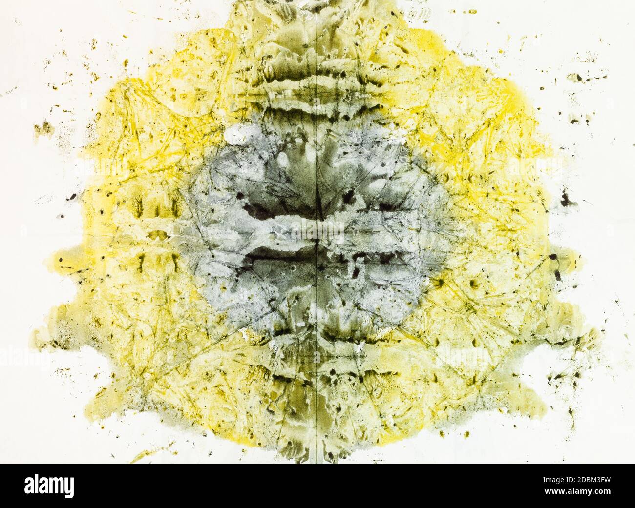 arte minimalista - astratto pittura simmetrica monotipica artigianale con acquerelli neri e gialli su carta vecchia Foto Stock