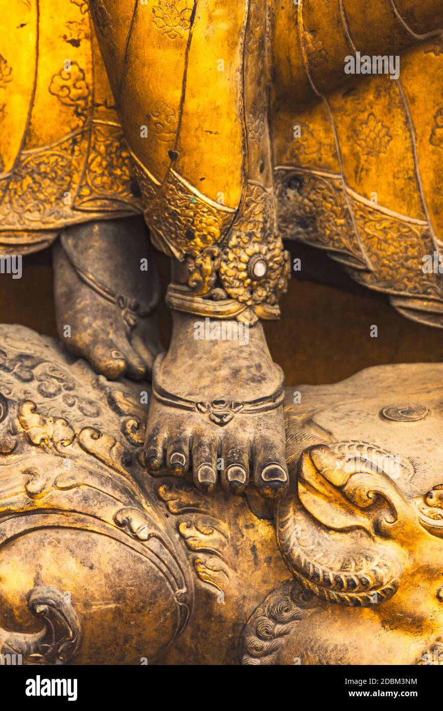 Parte della statua intemperie, Bhaktapur, Nepal Foto Stock