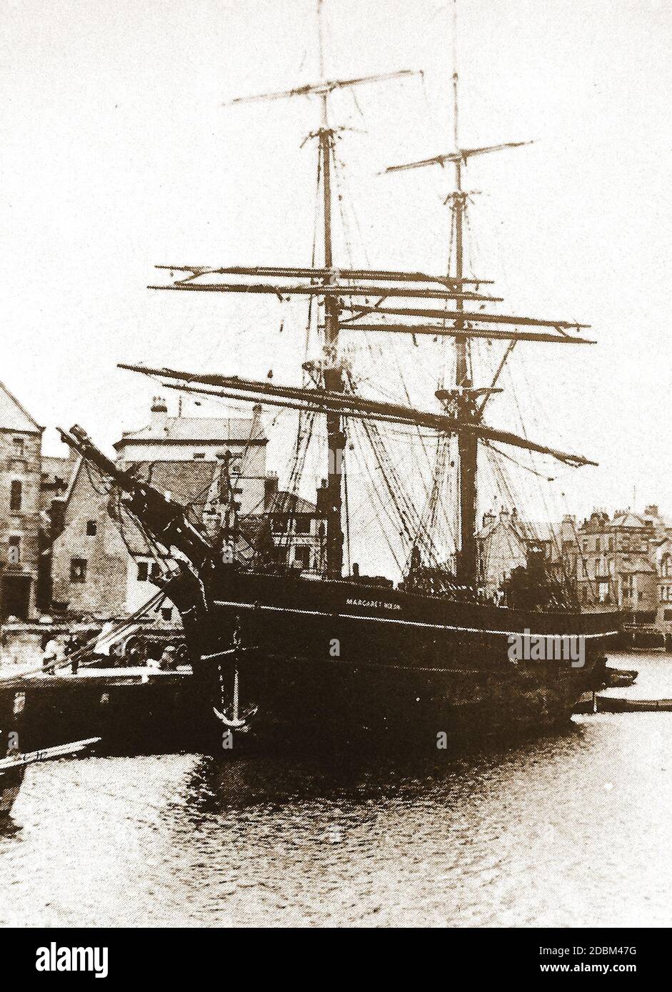 Una fotografia dei primi anni '900 della nave a vela MARGARET NIXON a Dock End, Whitby, Yorkshire.UK -- di proprietà di Whitby da Matthew Peacock e John Wallis dopo la registrazione in città nel marzo 1876. Originariamente costruito sulla Tyne nel 1861. Fu considerata una 'nave intelligente'. La Briga da 188 tonnellate fu comandata da William Fletcher per quasi 30 anni e originariamente aveva una striscia dorata intorno al suo scafo. Foto Stock