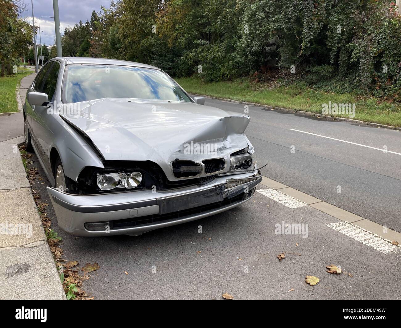 L'auto si è schiantata sulla strada. Automobili danneggiate dopo la collisione. Foto Stock