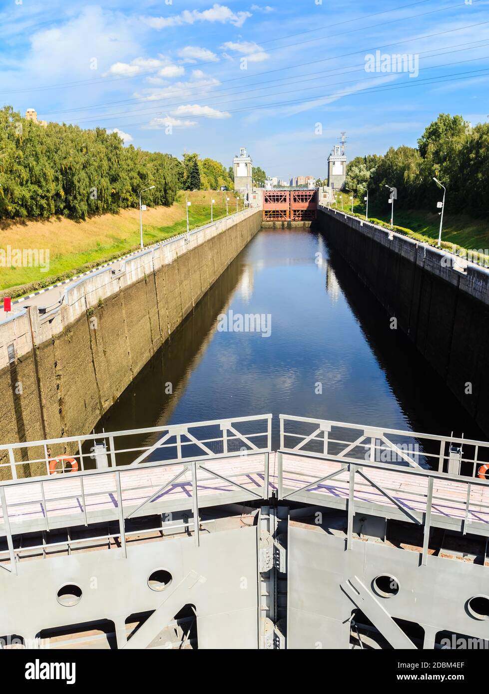 Porta numero 7 del canale che prende il nome da Mosca nel distretto Pokrovskoe-Streshnevo (Tushino) di Mosca. Vista della serratura del fiume sulla Mosca Foto Stock