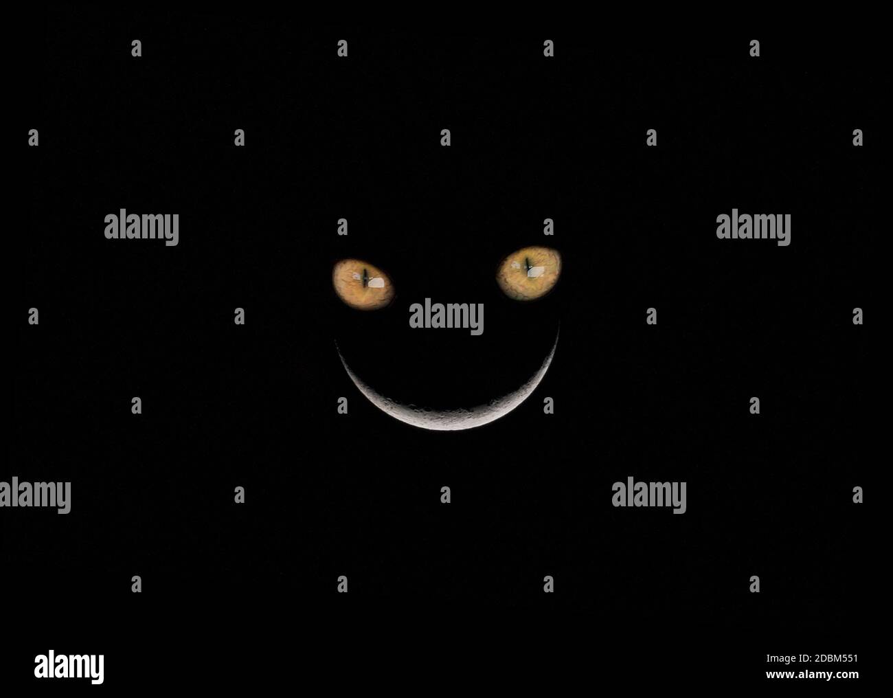 Cheshire Cat Crescent Moon Smile occhi verdi Foto Stock