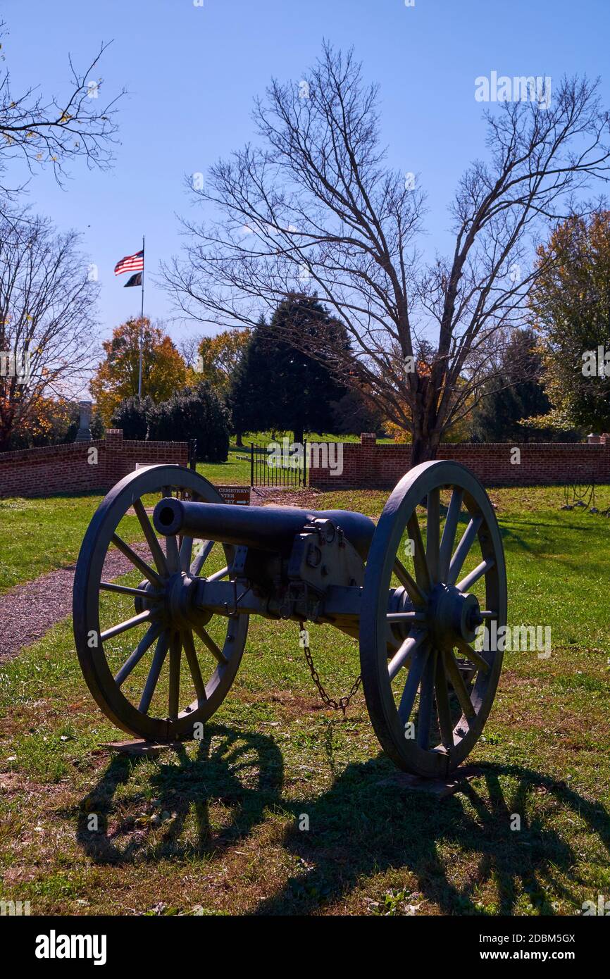 Un canonico siede sul promontorio delle alture di Marye, vicino al cimitero. Al Fredericksburg & Spotsylvania National Military Park, Virginia. Foto Stock