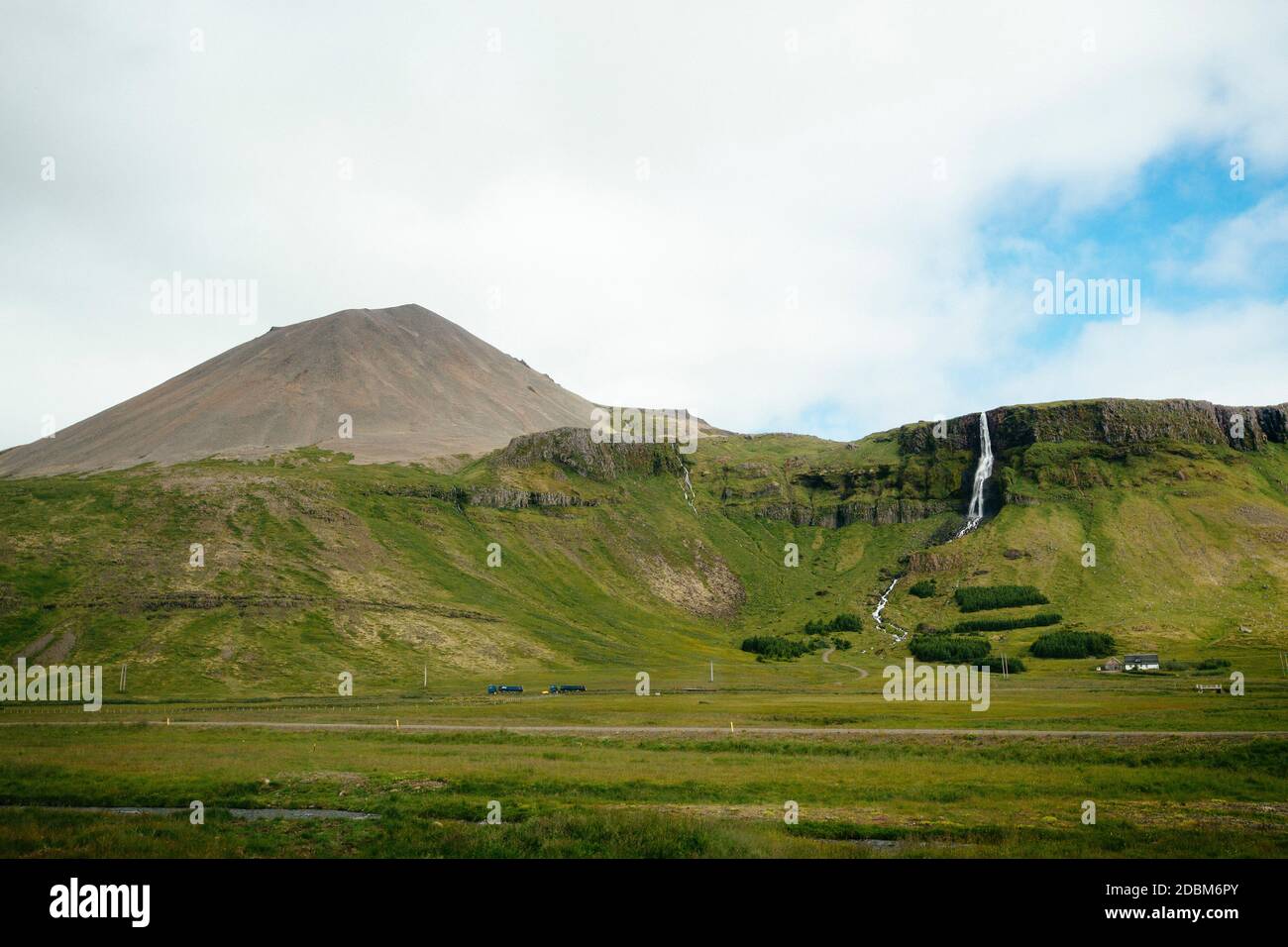 Scena stradale costiera dalla Penisola di Snaefellsnes, a nord-ovest di Reykjavik, Islanda Foto Stock