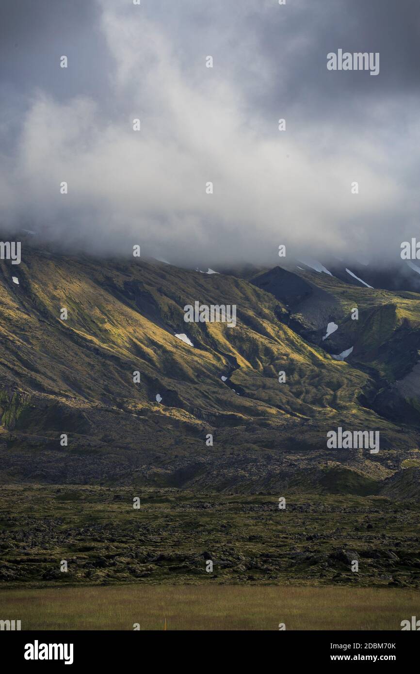 Montagne che spariscono nelle nuvole, Snaefellsnes, Islanda Foto Stock