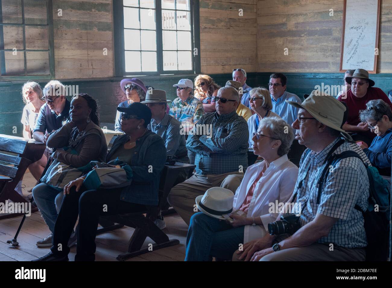 Humberstone, Cile -- 9 aprile 2018. Un gruppo di turisti ascolta una guida turistica sulla storia della città fantasma di Humberstone. Foto Stock
