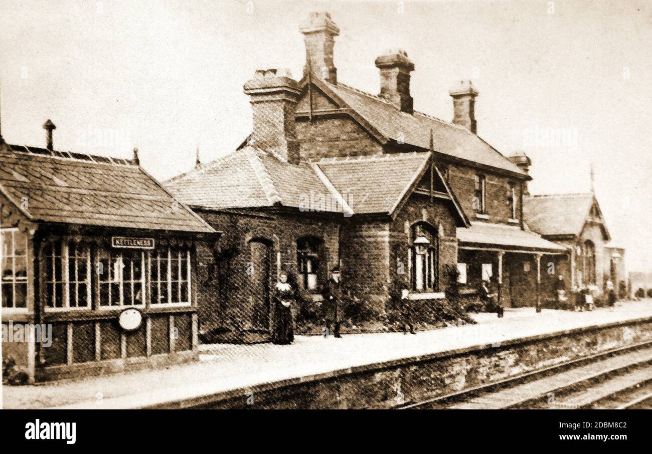 L'ex stazione ferroviaria di Kettleness sulla linea costiera Whitby-Middlesbrough nello Yorkshire UK, con il maestro della stazione, sua moglie e i passeggeri sulla piattaforma. Foto Stock