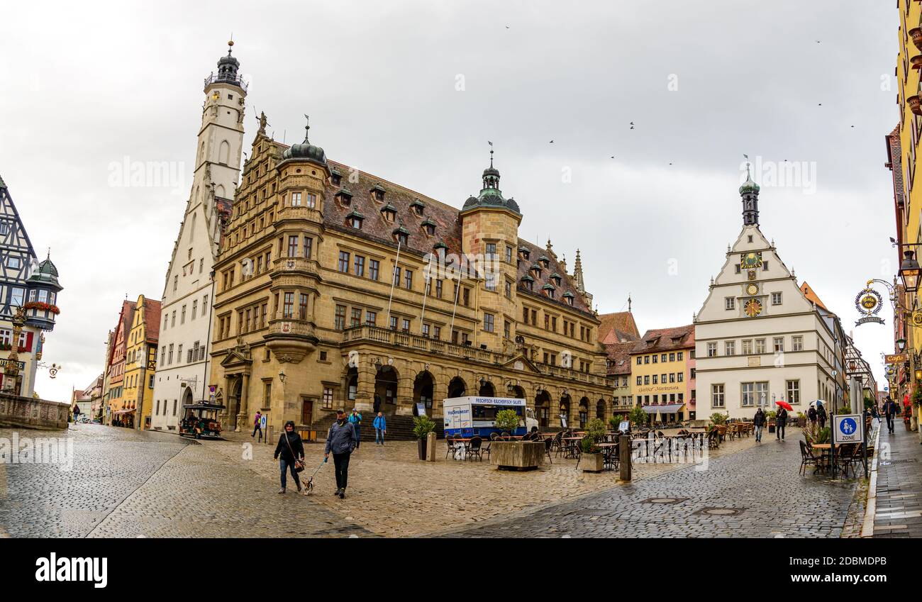 12 akt 2020: Rothenburg ob der Tauber in autunno. Baviera, Baviera, Germania. Vecchio municipio Foto Stock