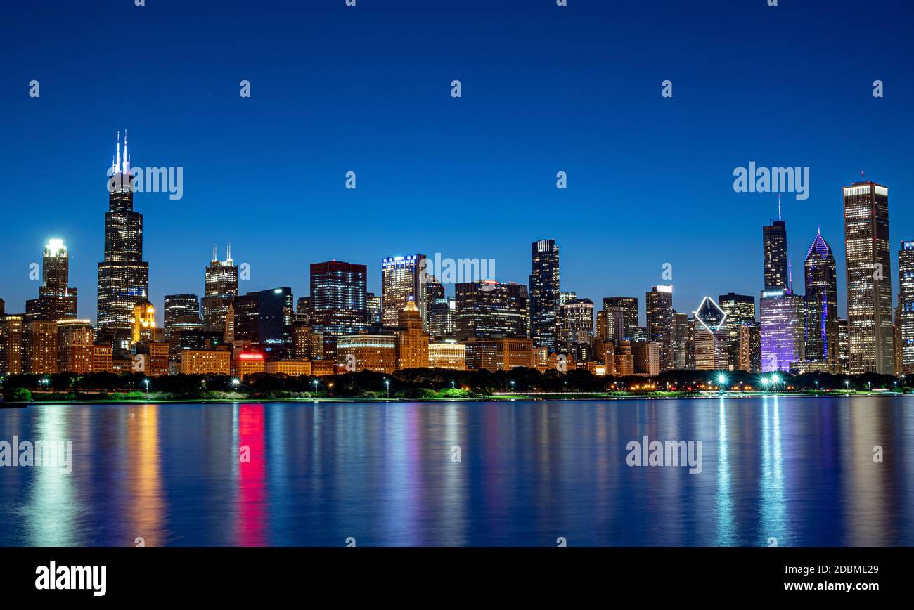 Il fantastico skyline di Chicago in serata - CHICAGO, ILLINOIS - 12 GIUGNO 2019 Foto Stock