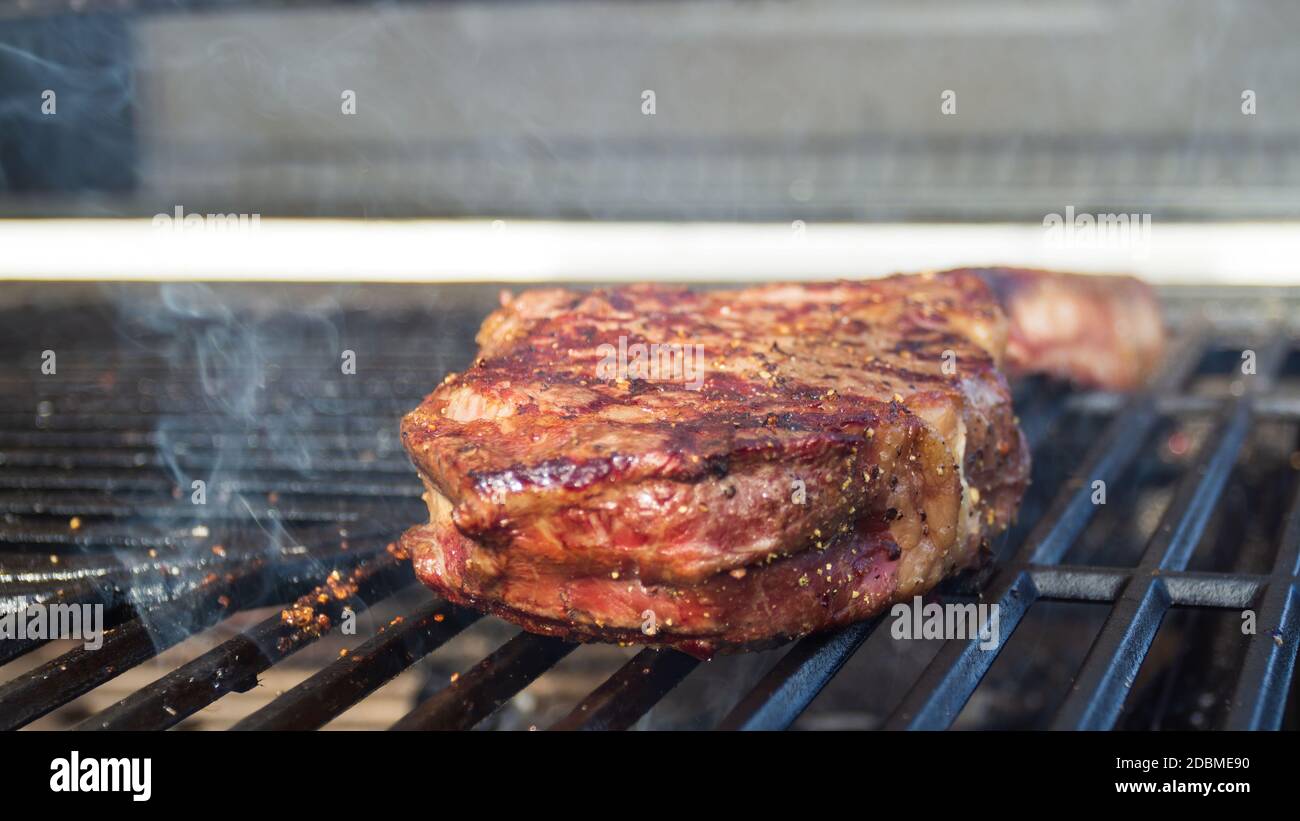 Grigliata di Tomahawk al barbecue invecchiata a secco Foto Stock