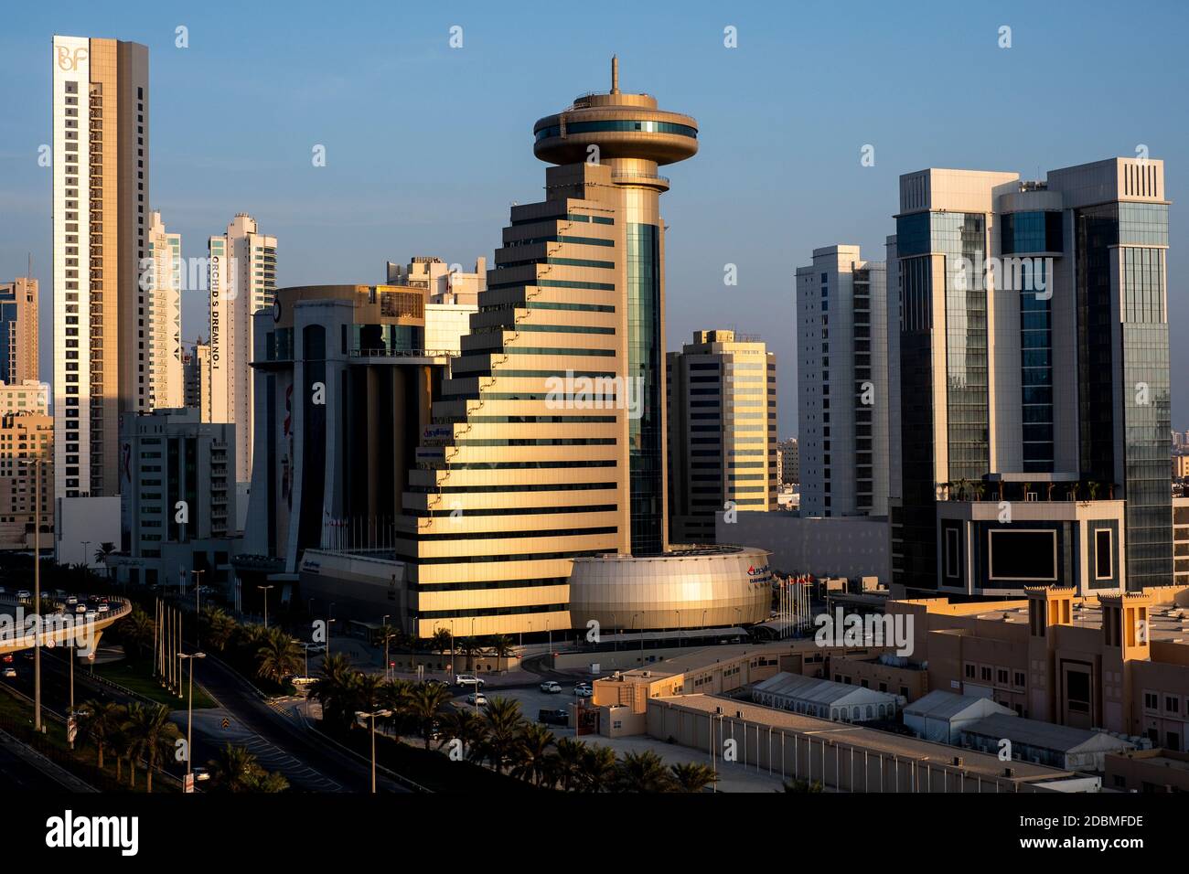 Bahrain Camera di Commercio e industria (BCCI) a Manama, Bahrain al tramonto Foto Stock