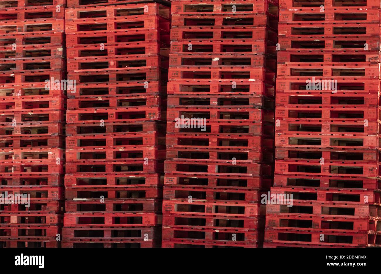 pallet che creano una composizione astratta in rosso. Foto Stock