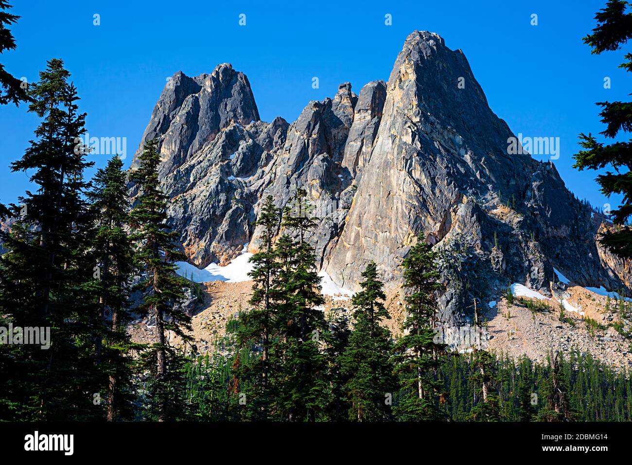 WA18164-00...WASHINGTON - Vista della Campana di Libery e delle prime guglie di Winters dal Washington Pass si affacciano sulla strada panoramica di North Cascades. Foto Stock