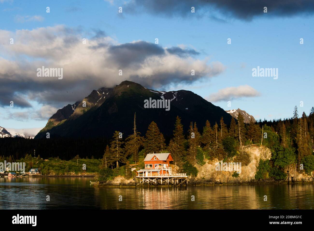 Una vista al tramonto di Halibut Cove in Alaska. Foto Stock