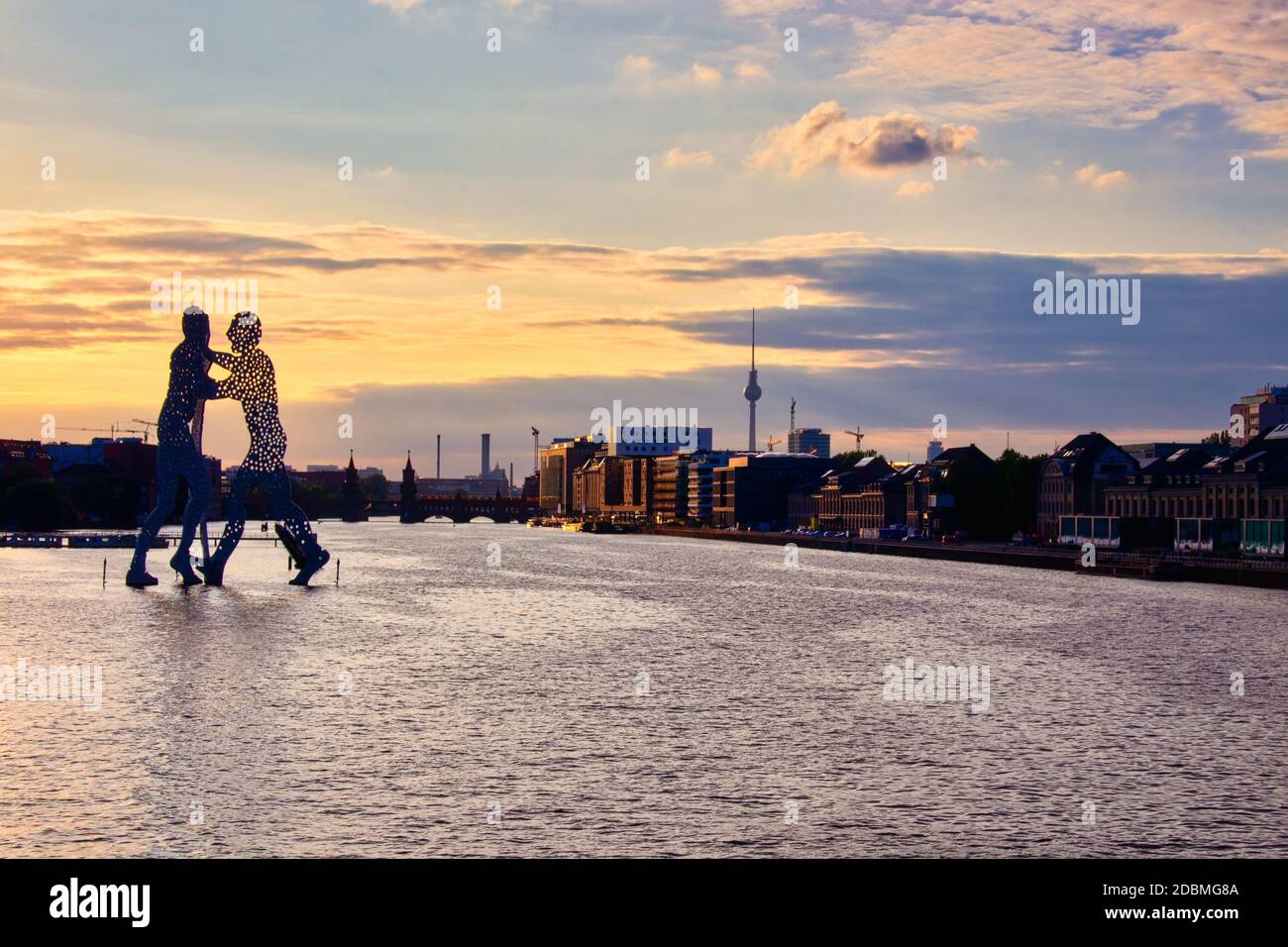 Berlino, Germania - 26 agosto 2019 - il famoso Molecule Men e River Spree a Berlino Foto Stock