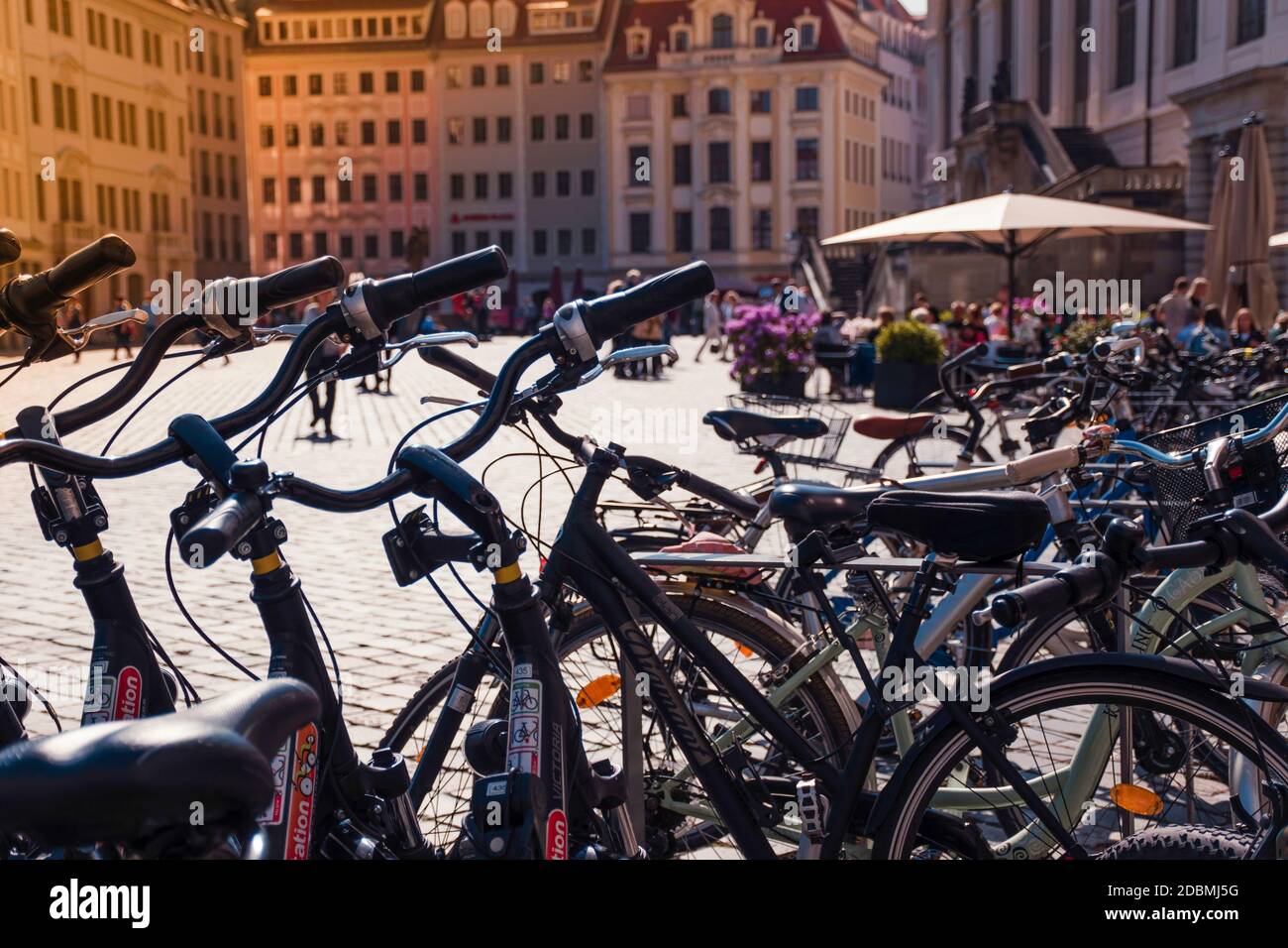18 Maggio 2019 Dresda, Germania / Foto di viaggio di noleggio biciclette in Piazza Neustadt a Dresda. Dettagli nitidi della moto e del bokeh atmosferico Foto Stock
