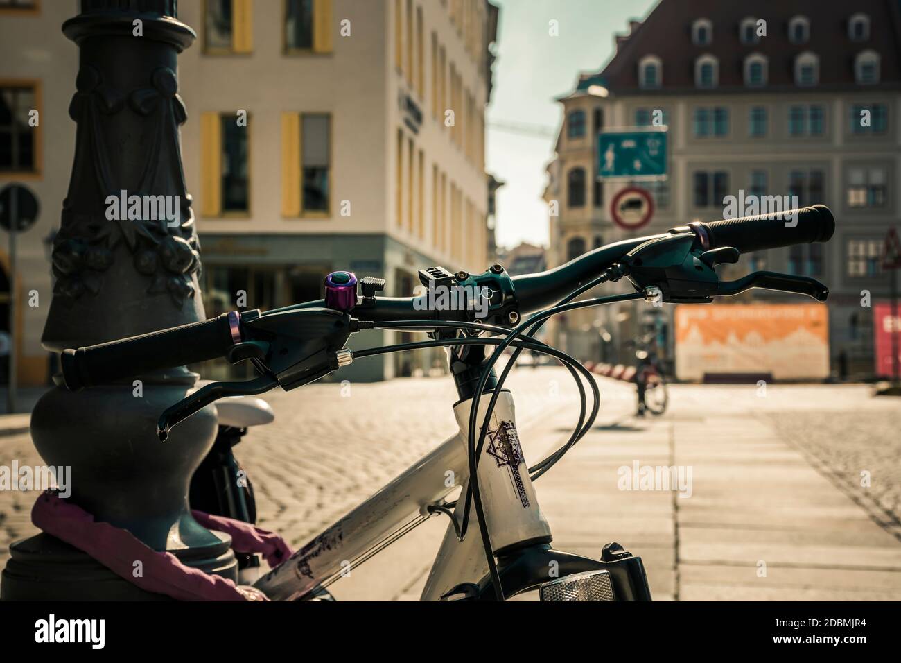 18 Maggio 2019 Dresda, Germania / Foto di viaggio di noleggio biciclette in Piazza Neustadt a Dresda. Dettagli nitidi della moto e del bokeh atmosferico Foto Stock