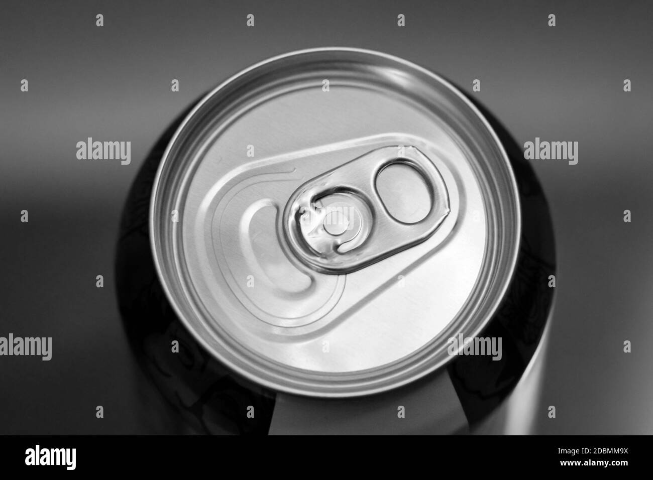 Primo piano di una lattine di bevande dall'alto con apertura Foto Stock